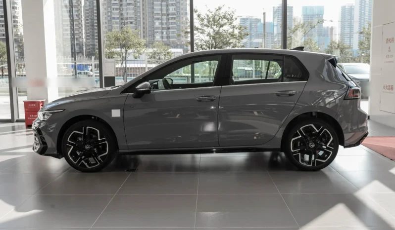 
								Volkswagen Golf full									